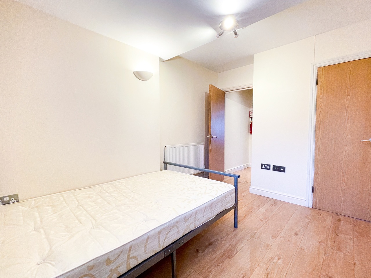 1 Bed Flat, Mackintosh Place, CF24 photo 4