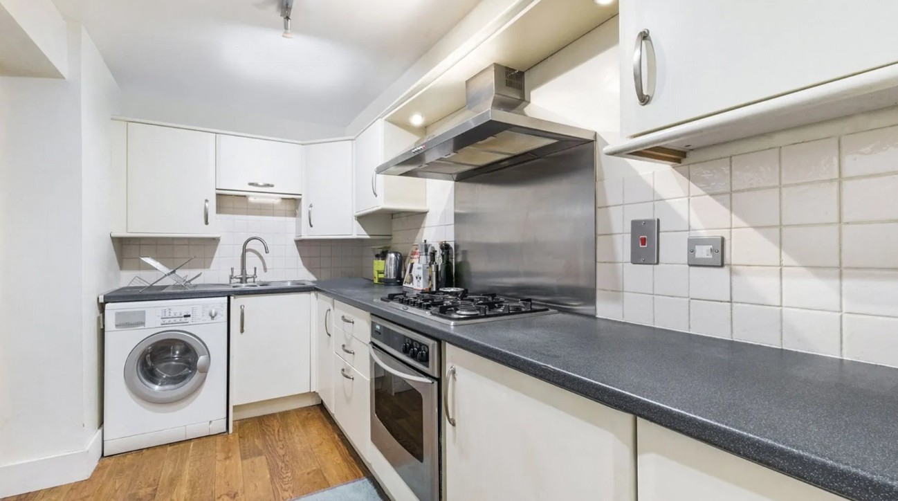 2 Bed Flat, London, N7 photo 2