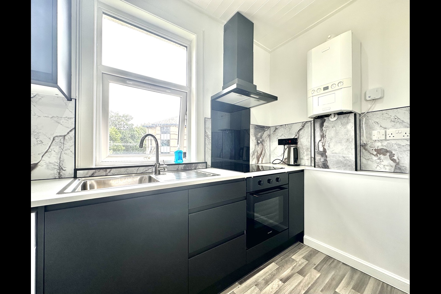 2 Bed Flat, Stenhouse Crescent, EH11 photo 2