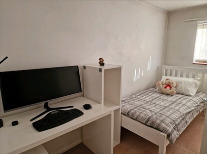 Room in a Shared House, Coftards, SL2