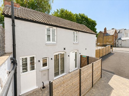 1 bed semi-detached house for rent in 1 Bed Semi-Detached House, East St, HR1