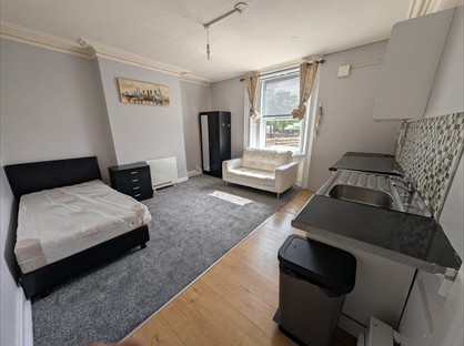 Studio Flat, Tong St, BD4