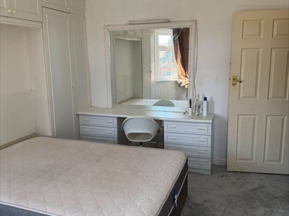 Room in a Shared House, Waremead Road, IG2