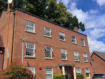 2 Bed Flat, Spring Close, RH11