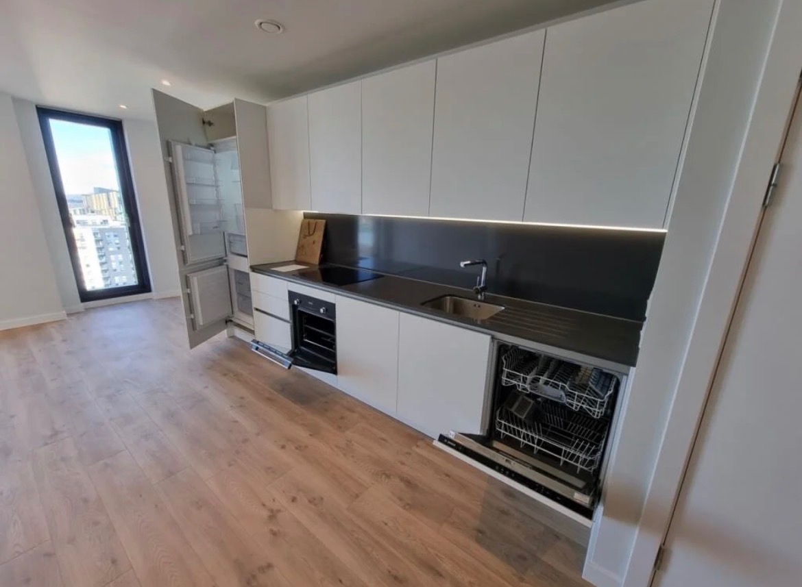 1 Bed Flat, Aspin Lane, M4 photo 3