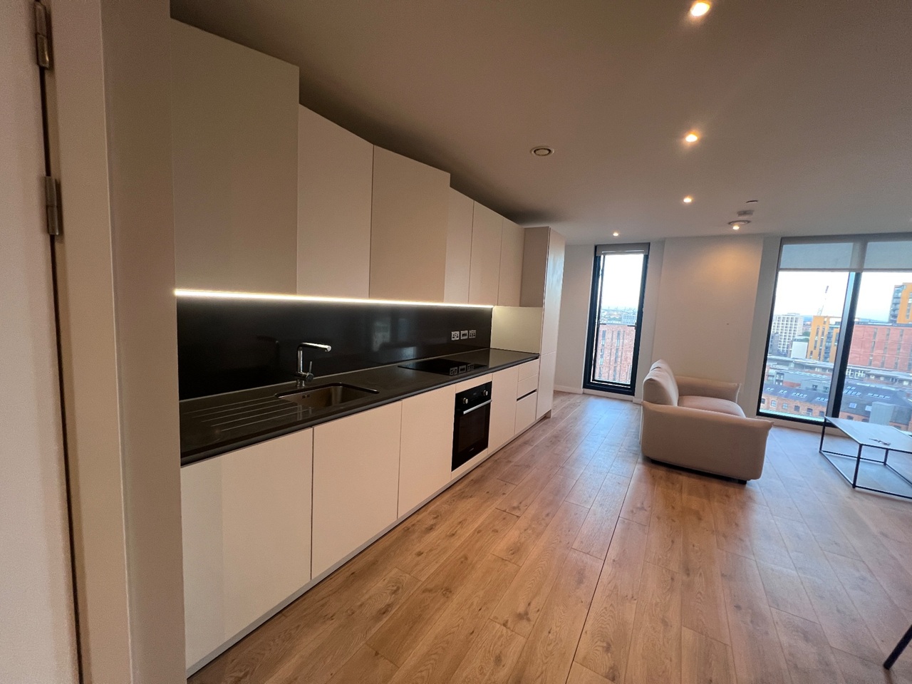 1 Bed Flat, Aspin Lane, M4 photo 2