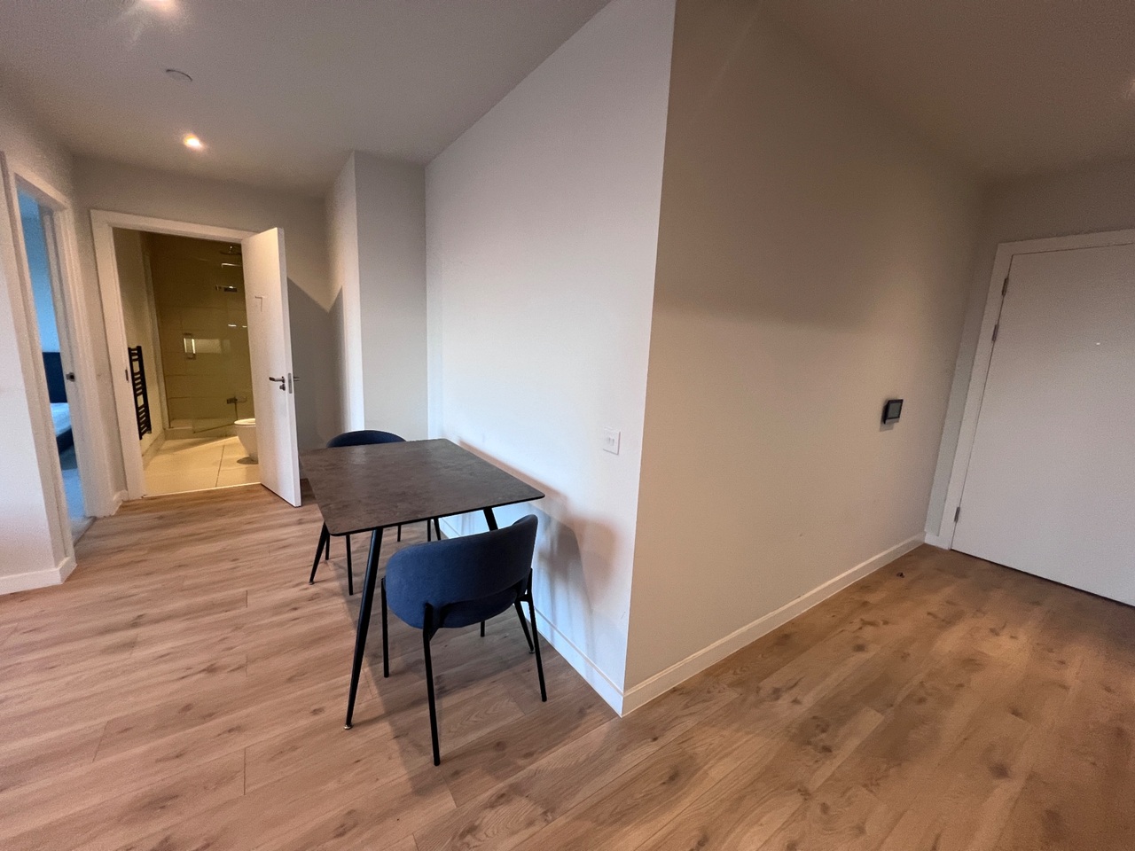 1 Bed Flat, Aspin Lane, M4 photo 3