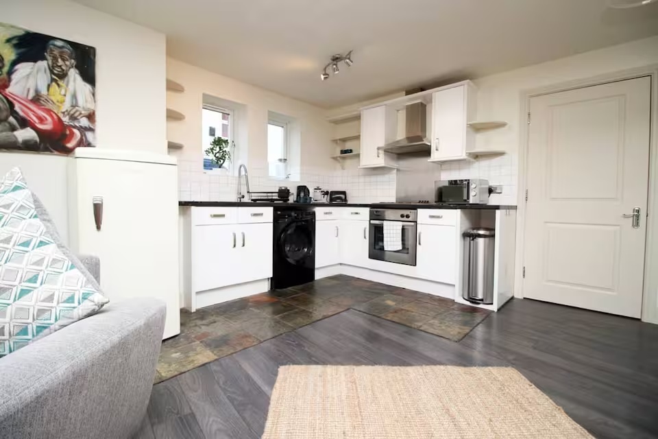 1 Bed Flat, Summerwood, BS3 photo 2