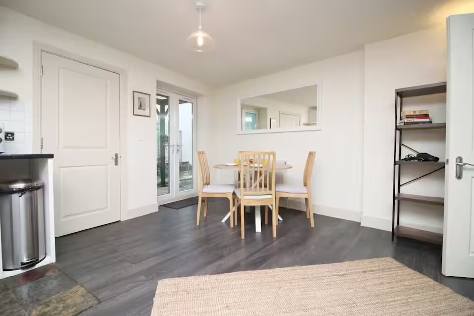 1 Bed Flat, Summerwood, BS3 photo 3