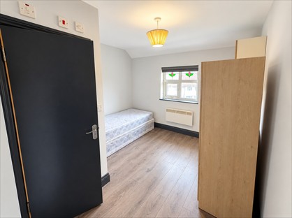 Studio Flat, Dartfields, RM3
