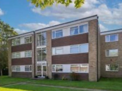 2 Bed Flat, Wray Common Road, RH2