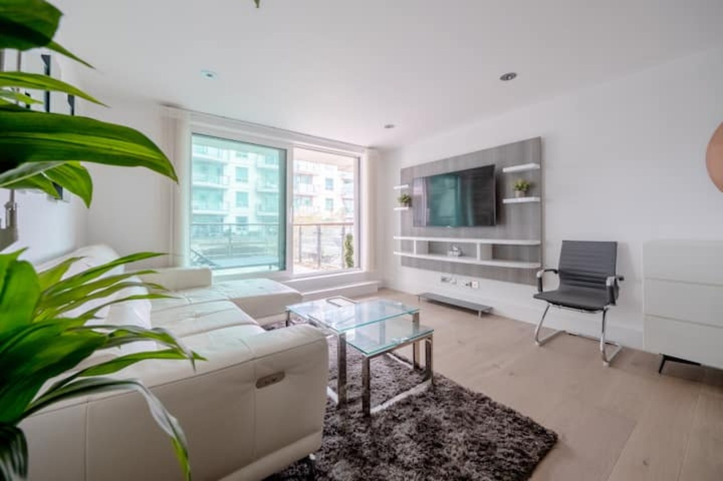 2 Bed Flat, St George Wharf, SW8