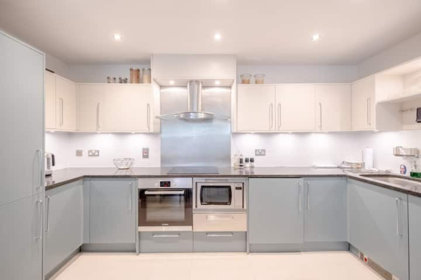 2 Bed Flat, St George Wharf, SW8 photo 2