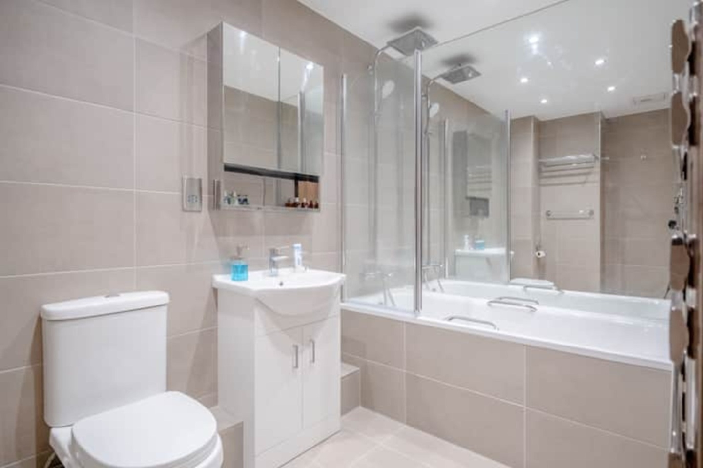 2 Bed Flat, St George Wharf, SW8 photo 5