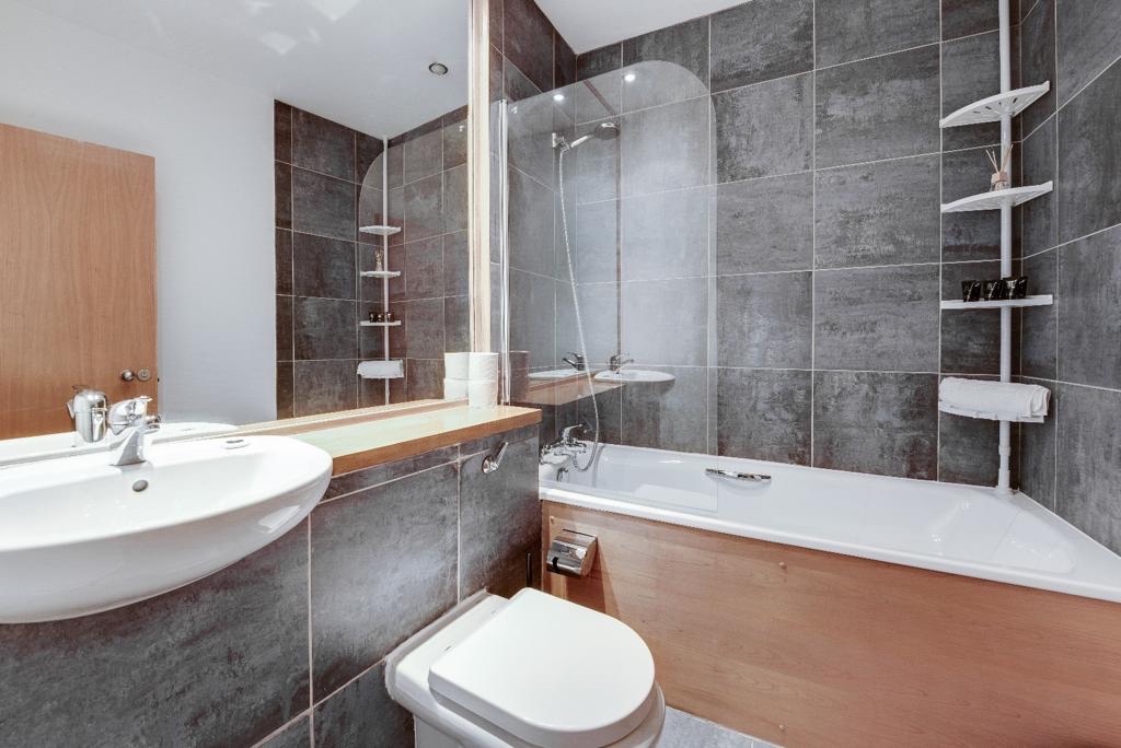 3 Bed Flat, Beetham Plaza, L2 photo 3