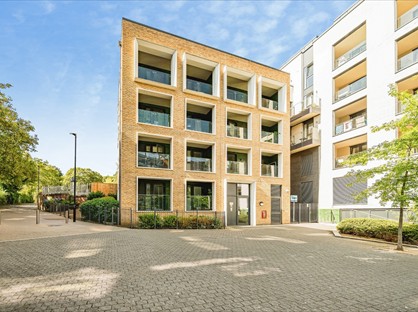 2 Bed Flat, Lilys Walk, HP11