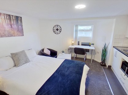 Bedsit, Eccles, M30