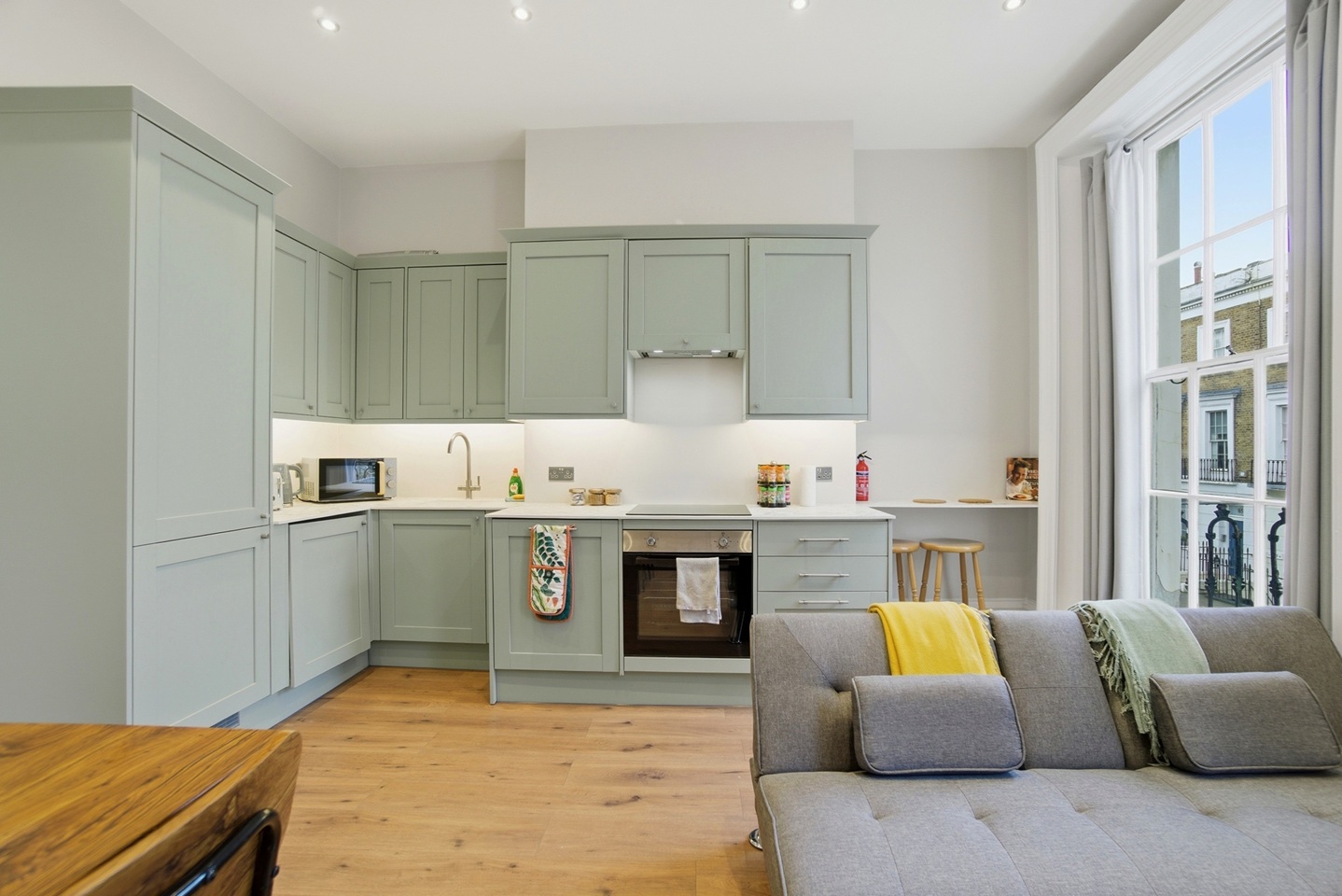 2 Bed Flat, Warwick Way, SW1V