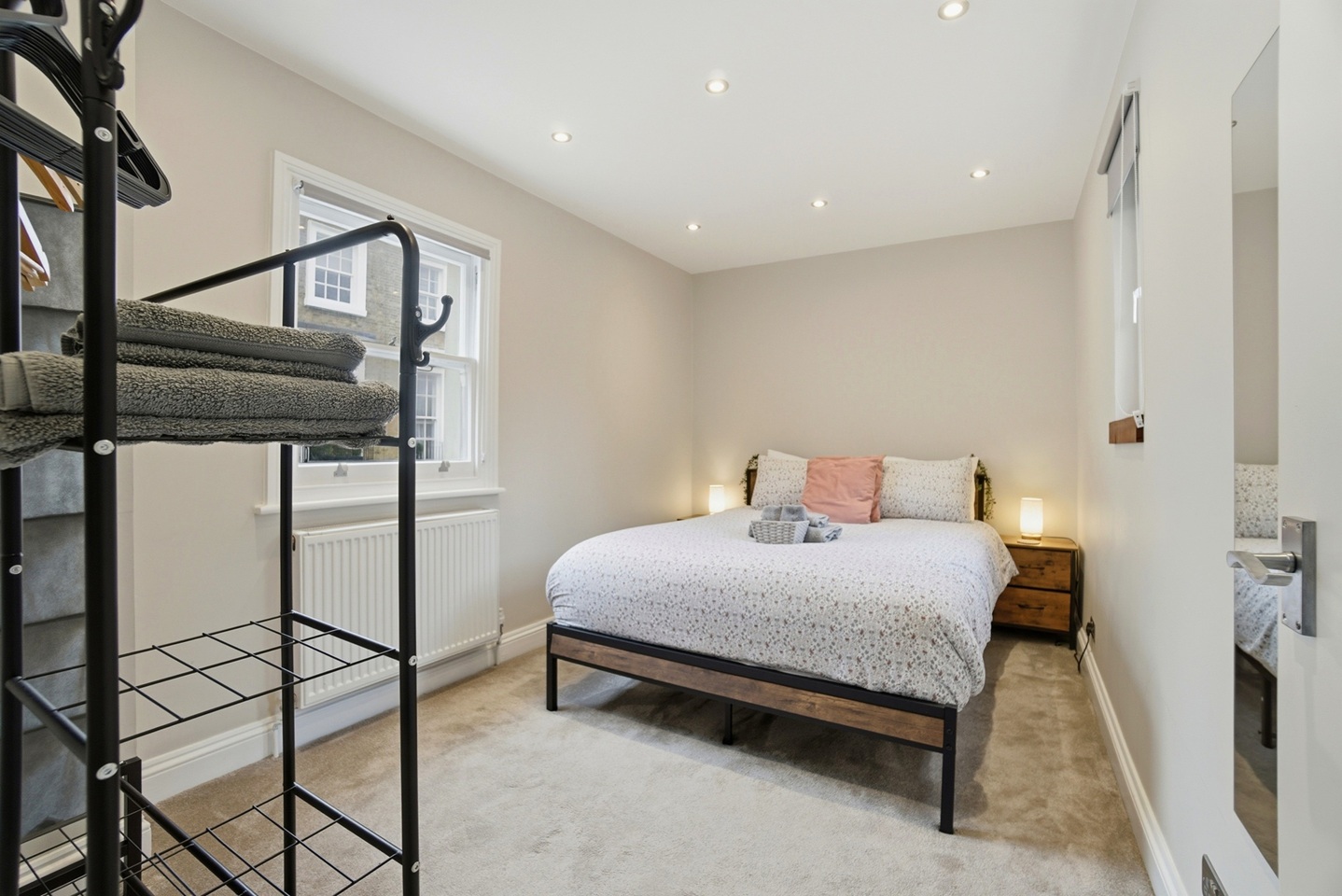 2 Bed Flat, Warwick Way, SW1V photo 3