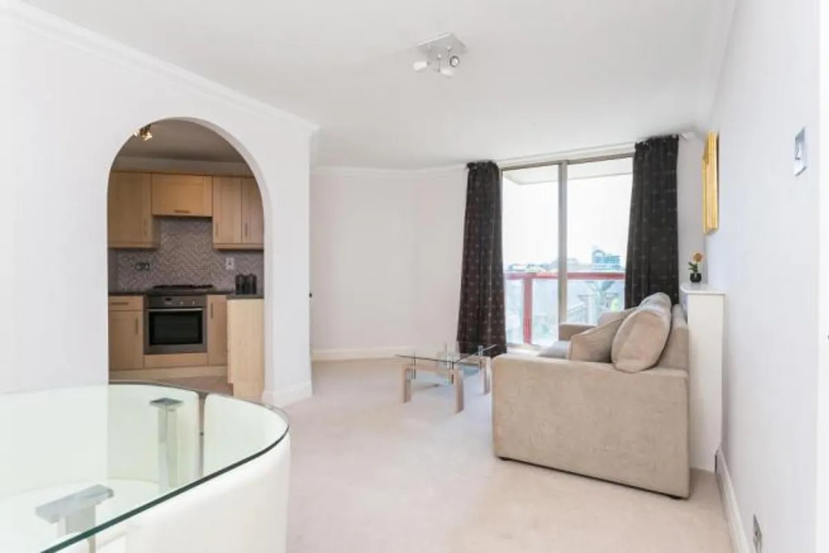 1 Bed Flat, Tradewinds Court, E1W photo 2