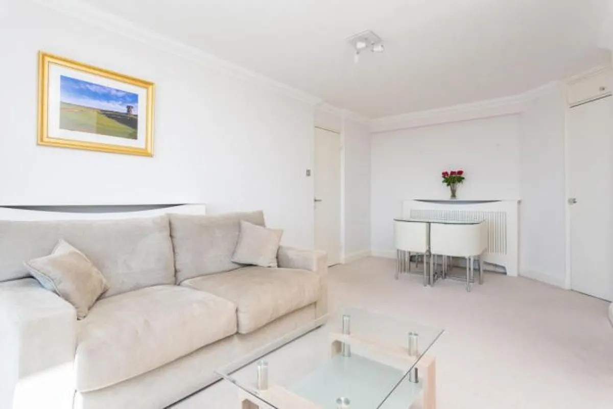 1 Bed Flat, Tradewinds Court, E1W photo 3