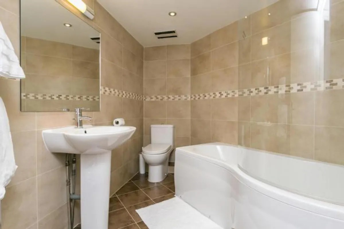 1 Bed Flat, Tradewinds Court, E1W photo 4