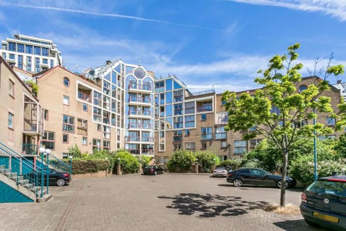 1 Bed Flat, Tradewinds Court, E1W photo 5