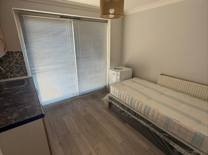 Room in a Shared House, Rodney Road, TW2