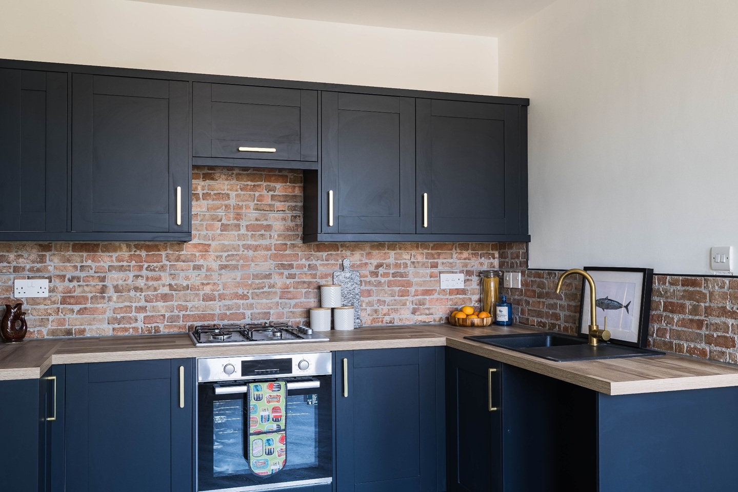2 Bed Flat, Newport Road, CF24 photo 3