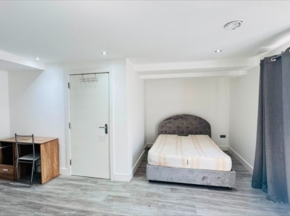 Studio Flat, High St, CM14