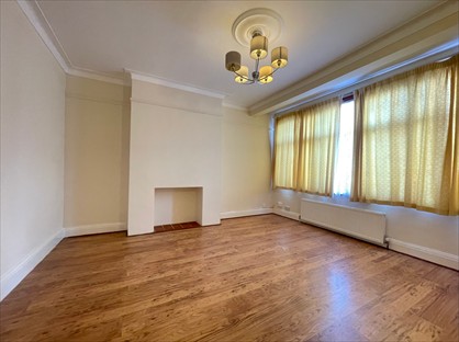 4 Bed Terraced House, Sheringham Avenue, RM7