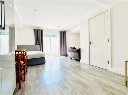 Studio Flat, High St, CM14