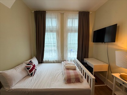 Studio Flat, Whitechapel Road, E1