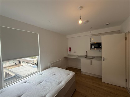 Studio Flat, Inwood Road, TW3