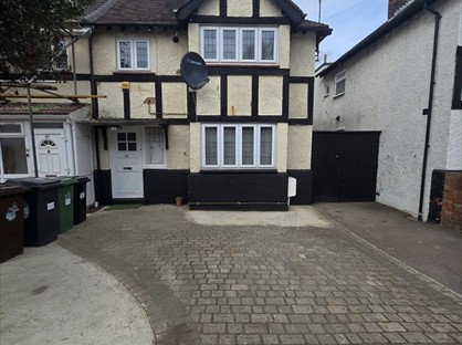 2 Bed Flat, New Road, E4