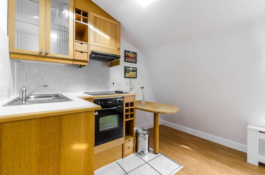 Studio Flat, Gloucester St, SW1V photo 3