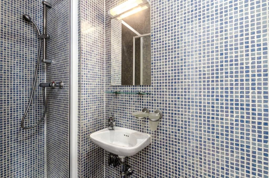 Studio Flat, Gloucester St, SW1V photo 5