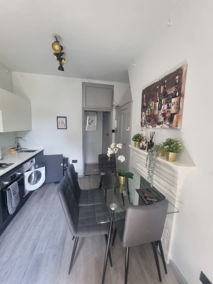 2 Bed Flat, Carburton St, W1W