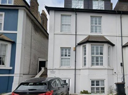 Studio Flat, Portsmouth Road, KT7