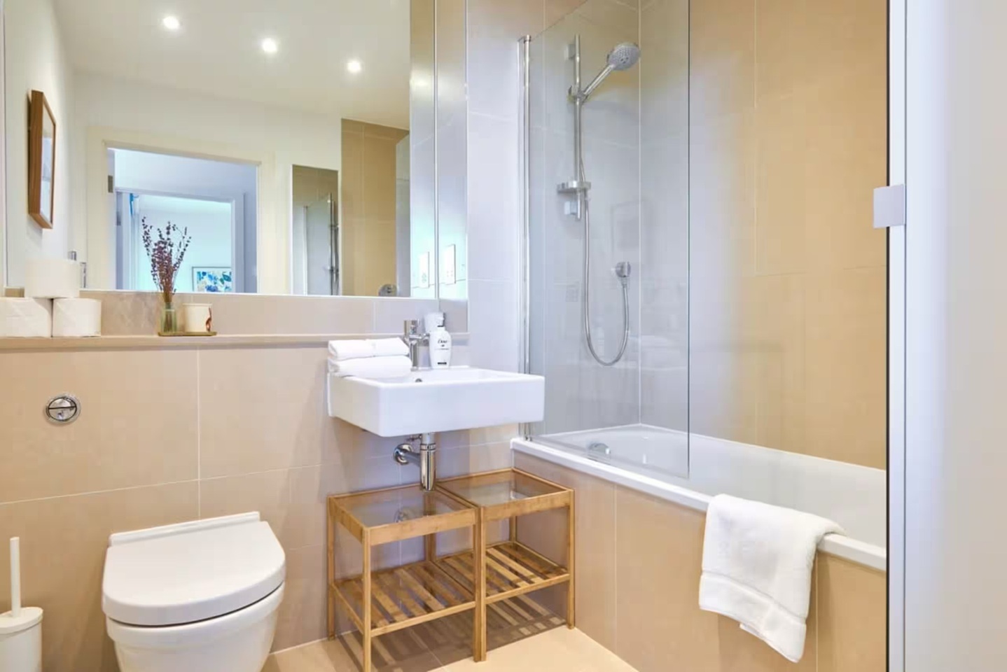 1 Bed Flat, Regalia Point, E2 photo 4