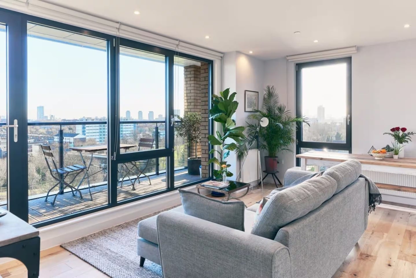 1 Bed Flat, Regalia Point, E2