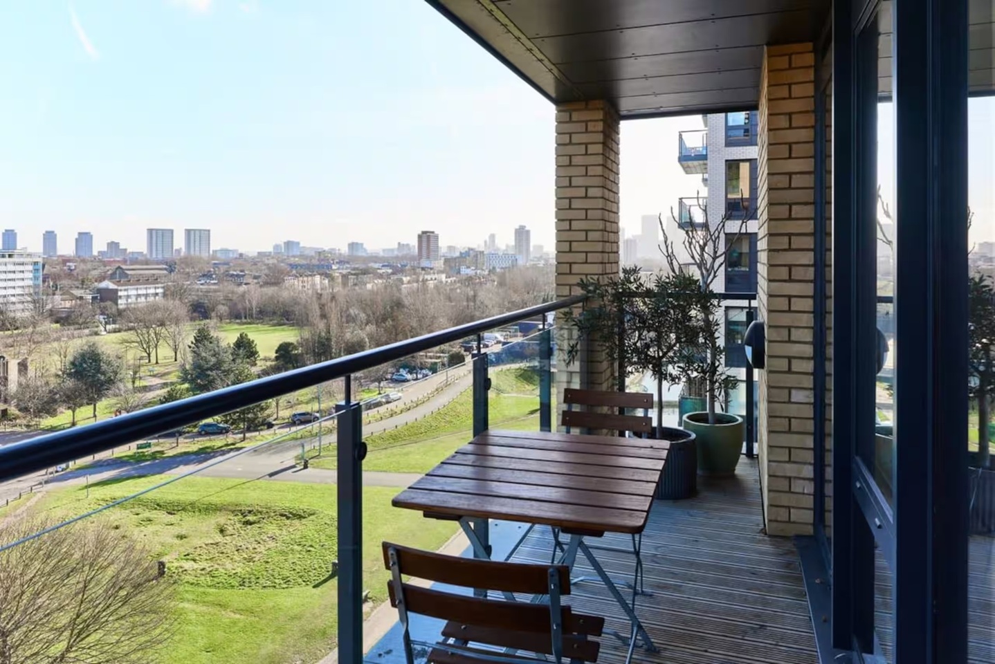 1 Bed Flat, Regalia Point, E2 photo 5