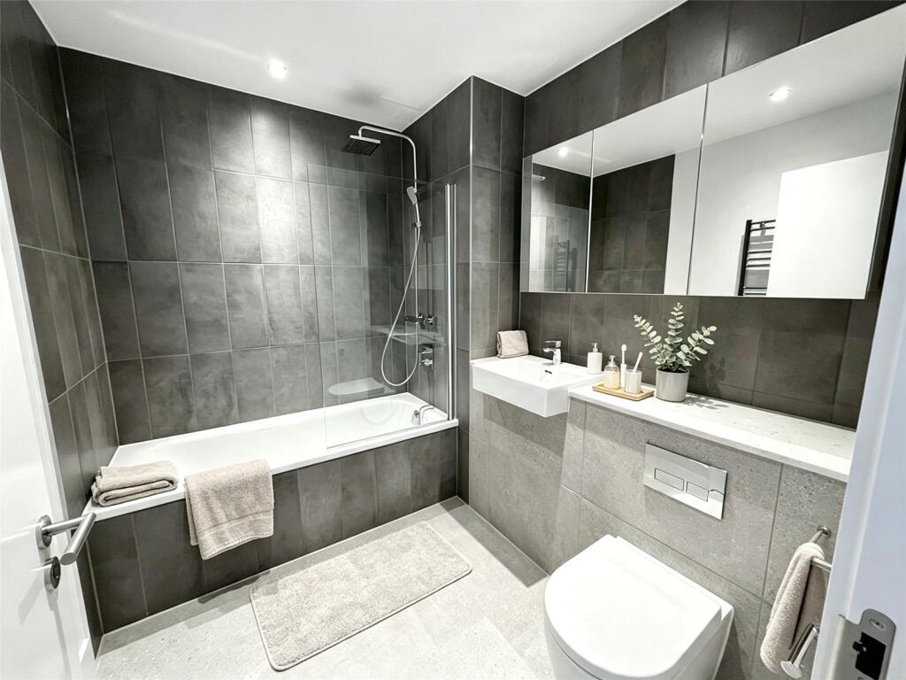 1 Bed Flat, Dantzic St, M4 photo 2