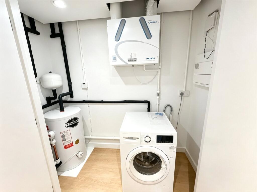 1 Bed Flat, Dantzic St, M4 photo 4