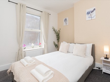 4 Bed Semi-Detached House, Seldown Lane, BH15