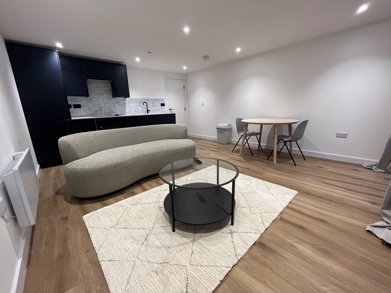 2 Bed Flat, Penarth Road, CF11 photo 2