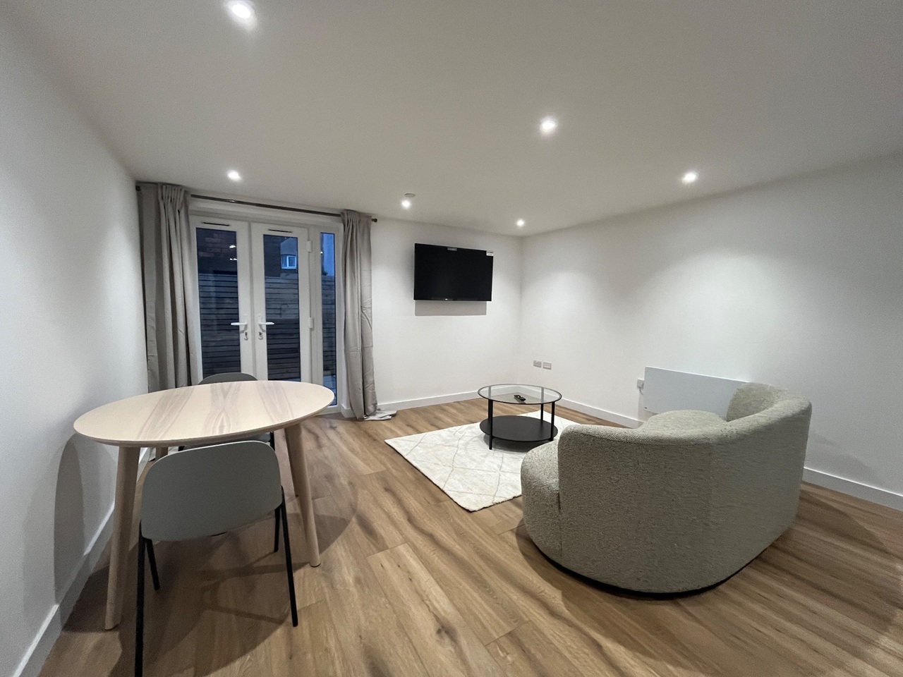 2 Bed Flat, Penarth Road, CF11 photo 3