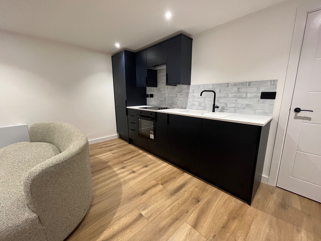 2 Bed Flat, Penarth Road, CF11 photo 4
