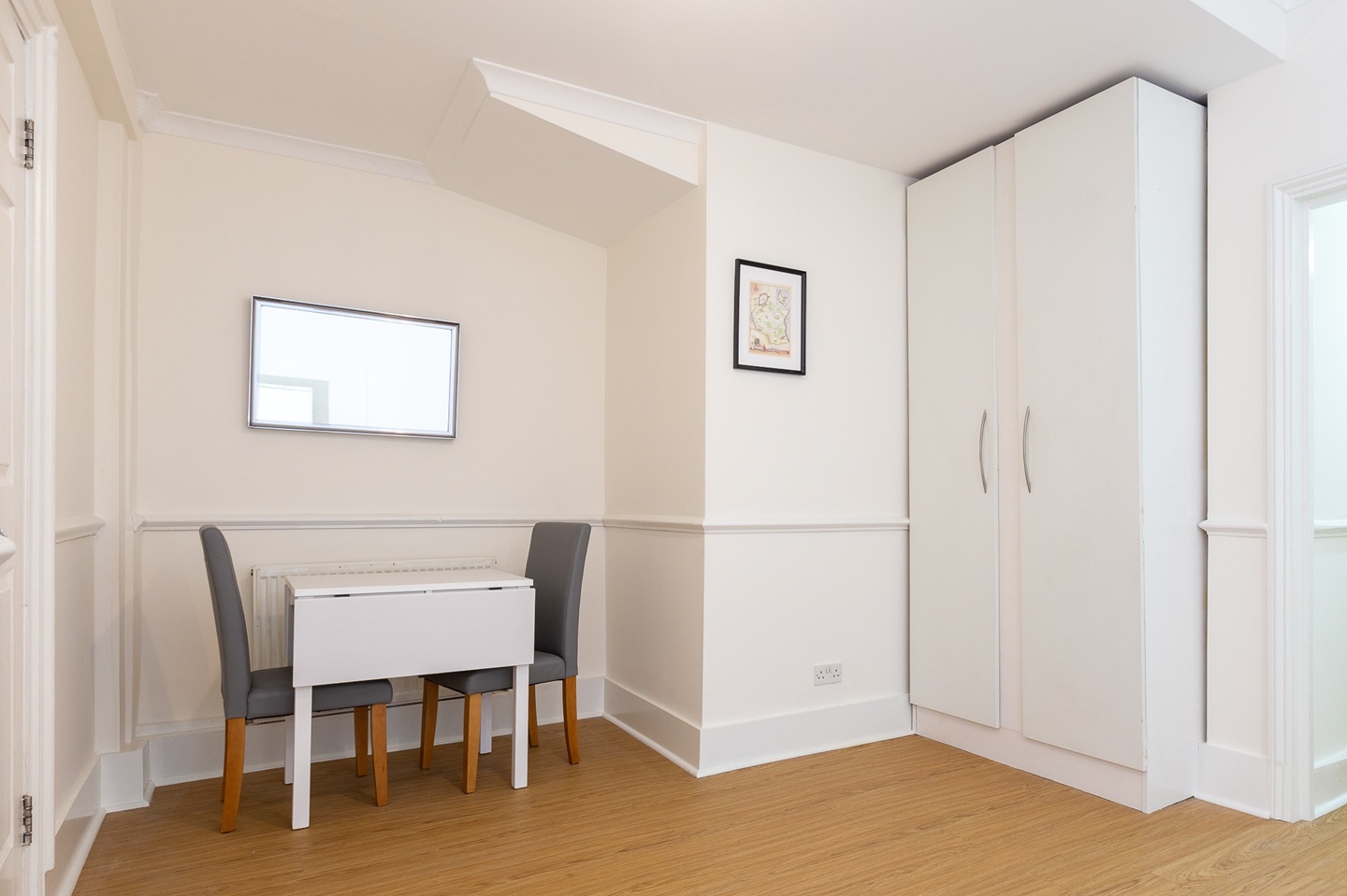 Studio Flat, Warwick Road, SW5 photo 3