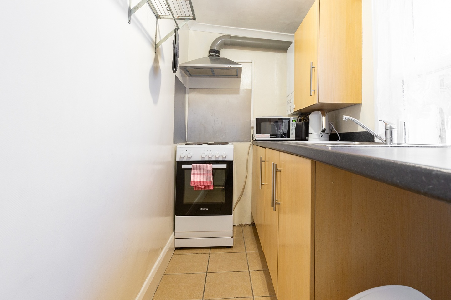 Studio Flat, Warwick Road, SW5 photo 2